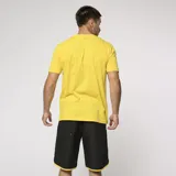 Remera amarilla de manga corta con estampa del escudo de Peñarol, confeccionada en mezcla de algodón y poliéster.