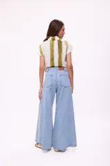 Pantalón jean color borgoña, de corte wide leg y tiro alto.