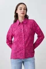 Camisa fucsia de broderie con cuello clásico, cierre frontal con botones y mangas largas.