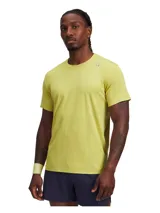Remera deportiva color amarillo lima, de corte clásico y mangas cortas. Confeccionada en tejido transpirable con perforaciones en la parte inferior del torso y logo de la marca en el pecho.