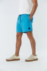 Short de baño celeste liso, con cintura elástica ajustable con cordón negro, dos bolsillos delanteros y uno trasero.