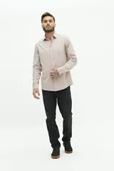 Camisa de manga larga color beige, de corte clásico y fit regular.