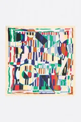 Pañuelo cuadrado tipo patchwork con diseño estampado multicolor. Confeccionado en poliéster reciclado. Medidas aproximadas: 100 x 100 cm.