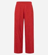 Pantalón recto de cintura alta confeccionado en laise rojo con textura de perforaciones.
