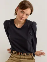 Remera gris claro de algodón con mangas largas abullonadas y escote en V.