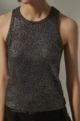 Musculosa de punto color beige con brillos dorados.