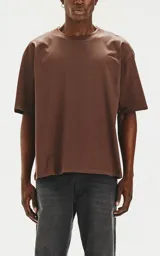 Remerón de algodón premium color marrón chocolate, con corte extra oversize, hombros caídos y cuello redondo rib al tono.