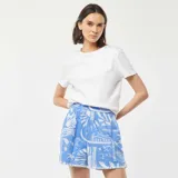 Short de gasa de algodón color celeste con estampado all over en blanco.