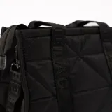 Cartera tipo tote bag acolchada color negro, con doble asa corta y correa larga extraíble con la inscripción "TOTEBAG".