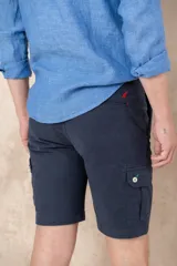 Bermuda cargo azul marino con bolsillos laterales y traseros.