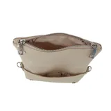 Bandolera gris acolchada con costuras diagonales formando rombos. Tiene una correa de cadena metálica y un dije con el logo de la marca.