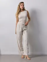 Pantalón de lino de corte recto con pretina elastizada, lazo de ajuste y bolsillos inclinados.