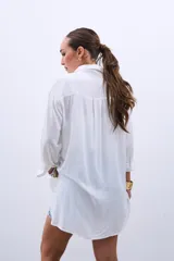Camisa blanca de mangas largas con botones.