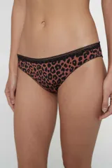 Bikini negro con detalles de encaje, compuesto por un top triángulo y una bombacha de corte clásico.