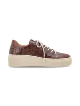 Sneaker Adelaida de cuero graneado color verde oliva, con cordones de algodón y suela elevada color crema.