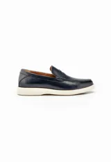 Mocasines color marrón de cuero con antifaz y suela de goma blanca.