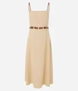 Vestido midi color beige de lino y viscosa, con breteles finos, corte recto y cinturón de cuerda.