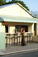 Top marrón de tejido de punto con escote halter y espalda descubierta.