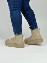 Bota corta de color tostado con diseño de elástico lateral y suela chunky.