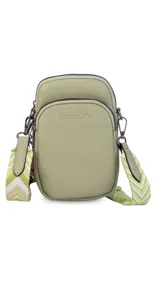 Bandolera pequeña tipo 'phone bag' de símil cuero color rosado pálido, con cierre de cremallera y correa ancha de tela con diseño de chevron en tonos claros.