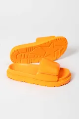 Sandalias negras con plataforma y tira ancha acolchada sobre el empeine.