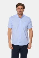 Camisa de manga corta a cuadros celestes y blancos, con bolsillo en el pecho y logo bordado.