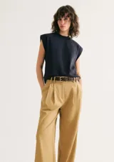 Musculosa azul marino de tejido de punto con cuello redondo y sisas amplias. Diseño minimalista y corte recto.