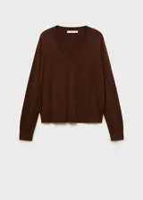 Jersey de punto fino marrón con cuello pico y manga larga.