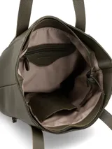 Bolso tipo tote bag de cuero granulado color verde militar, con dos asas de hombro y bolsillo frontal con cierre.