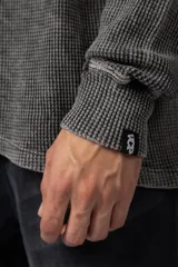 Buzo de hombre de corte oversize confeccionado en tela waffle de algodón con proceso de teñido acid en color borgoña.