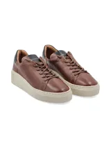 Sneaker Adelaida de cuero graneado color verde oliva, con cordones de algodón y suela elevada color crema.