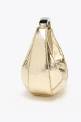 Bolso de mano ovalado color dorado con asa metálica plateada y cierre de cremallera.