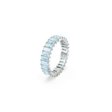 Anillo plateado con piedras rectangulares color celeste. Las piedras azules en talla princesa baguette se engastan sobre una banda bañada en rodio.