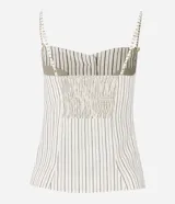 Blusa de tricolina con estampa de rayas verticales, breteles finos ajustables y desmontables, abotonado delantero y lastex en la espalda.