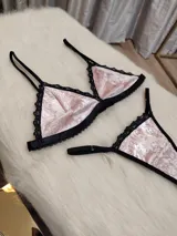 Conjunto de lencería rosa viejo de terciopelo grabado, con detalles de encaje negro y elásticos suaves.