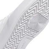 Championes Adidas Turnaround blancos con suela de plataforma, diseño inspirado en el básquet y exterior de material sintético.
