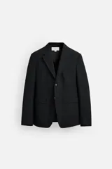 Blazer straight fit confeccionado en tejido de lana con origen italiano. Cuello con solapas de muesca y manga larga acabada en puño con botones. Bolsillos de vivo en pecho y de solapa en cadera. Detalle de bolsillo interior. Bajo con abertura en centro espalda. Cierre frontal de botonadura.
