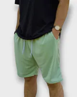 Bermuda de algodón color verde agua con corte holgado y diseño cómodo.
