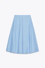 Falda midi celeste con rayas verticales finas en azul marino, de tiro alto, con pliegues en el delantero y cierre lateral con cremallera oculta.
