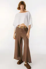 Pantalón de lino color beige, de corte palazzo y tiro alto.