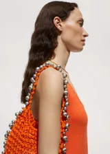 Vestido largo naranja de tejido de punto con tirantes anchos, escote redondo y espalda cruzada.