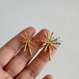 Par de caravanas doradas de acero quirúrgico hipoalergénico con baño en oro 18K, con forma irregular.