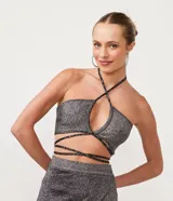 Blusa cropped de punto plateada con escote halter, tirantes finos cruzados en el pecho y la nuca, y lazo en la cintura.