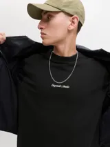 Buzo negro de manga larga con cuello redondo y calce relajado. Presenta un pequeño bordado en el pecho con el texto "Originals Studio" en cursiva blanca.