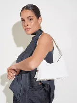 Cartera de mano color verde claro con efecto charol y textura tipo piel de cocodrilo. Tiene asa corta y herrajes plateados.