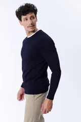 Buzo de punto con cuello redondo a la base, color azul marino.