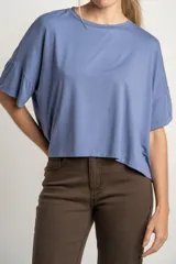 Remera blanca de viscosa con calce holgado.