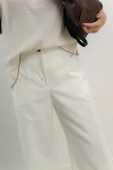 Pantalón marrón de tencel, corte ancho con pinzas y bolsillos laterales.
