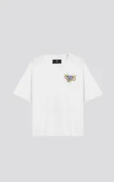 Remera blanca de corte oversize con estampado en la espalda que incluye una mano sosteniendo un jugo, una cara y hojas de marihuana.