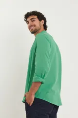 Camisa rosada de lino y algodón, con cuello mao, manga larga y bolsillo de parche en el pecho.